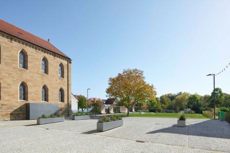Dorfplatz Parkplatz